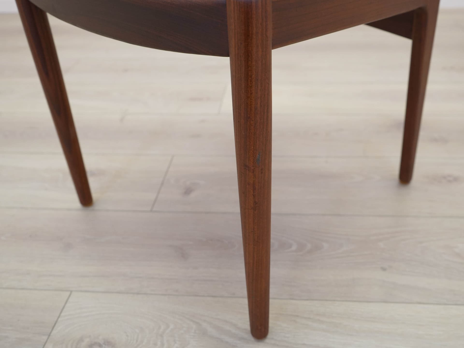 komplet dwóch krzeseł, teak brązowy, tkanina zielona, Dania, lata 70. - 305502