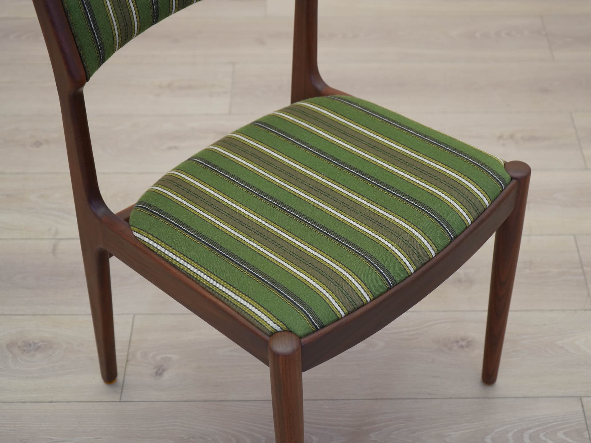 komplet dwóch krzeseł, teak brązowy, tkanina zielona, Dania, lata 70. - 305498