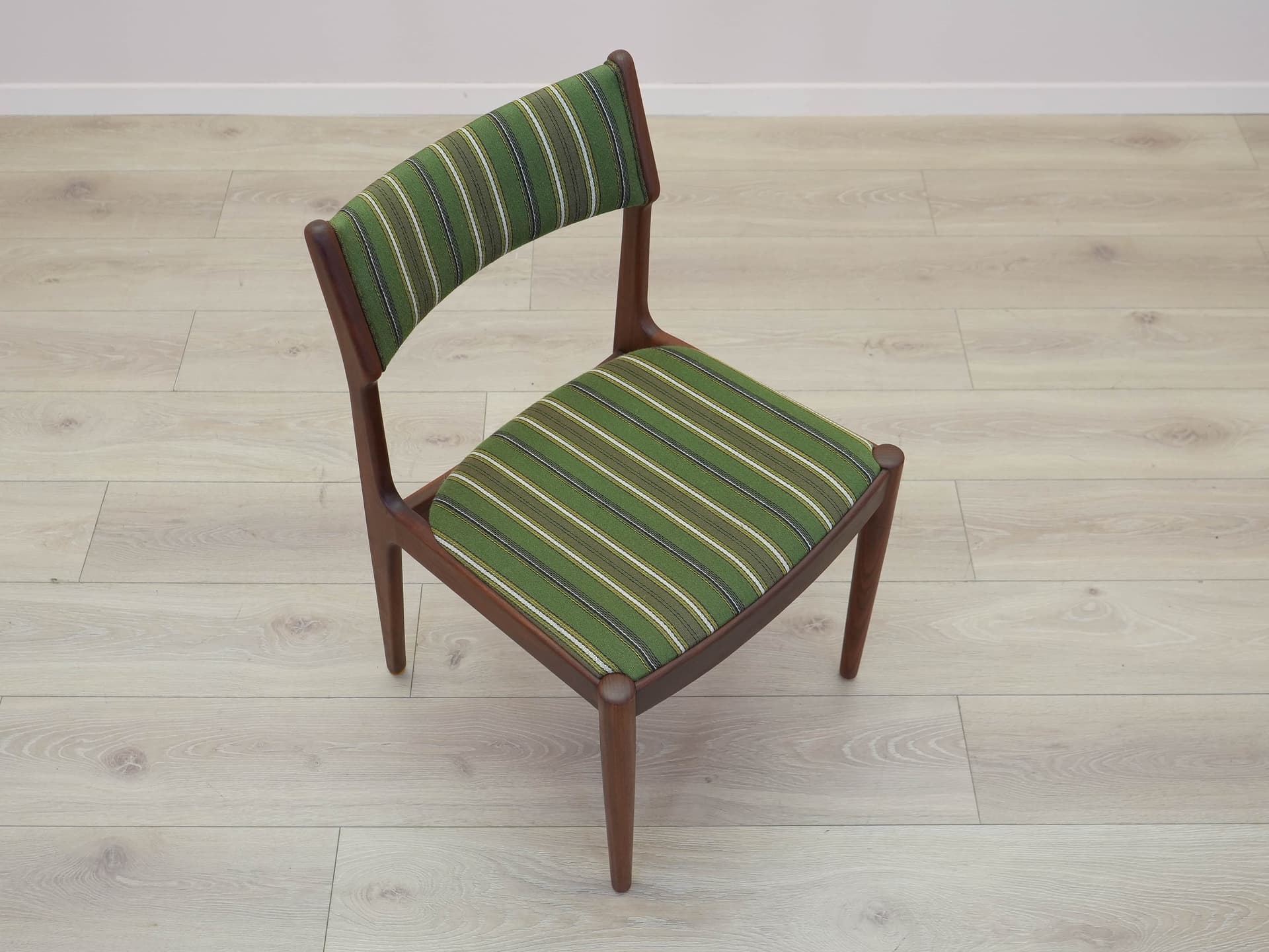 komplet dwóch krzeseł, teak brązowy, tkanina zielona, Dania, lata 70. - 305497