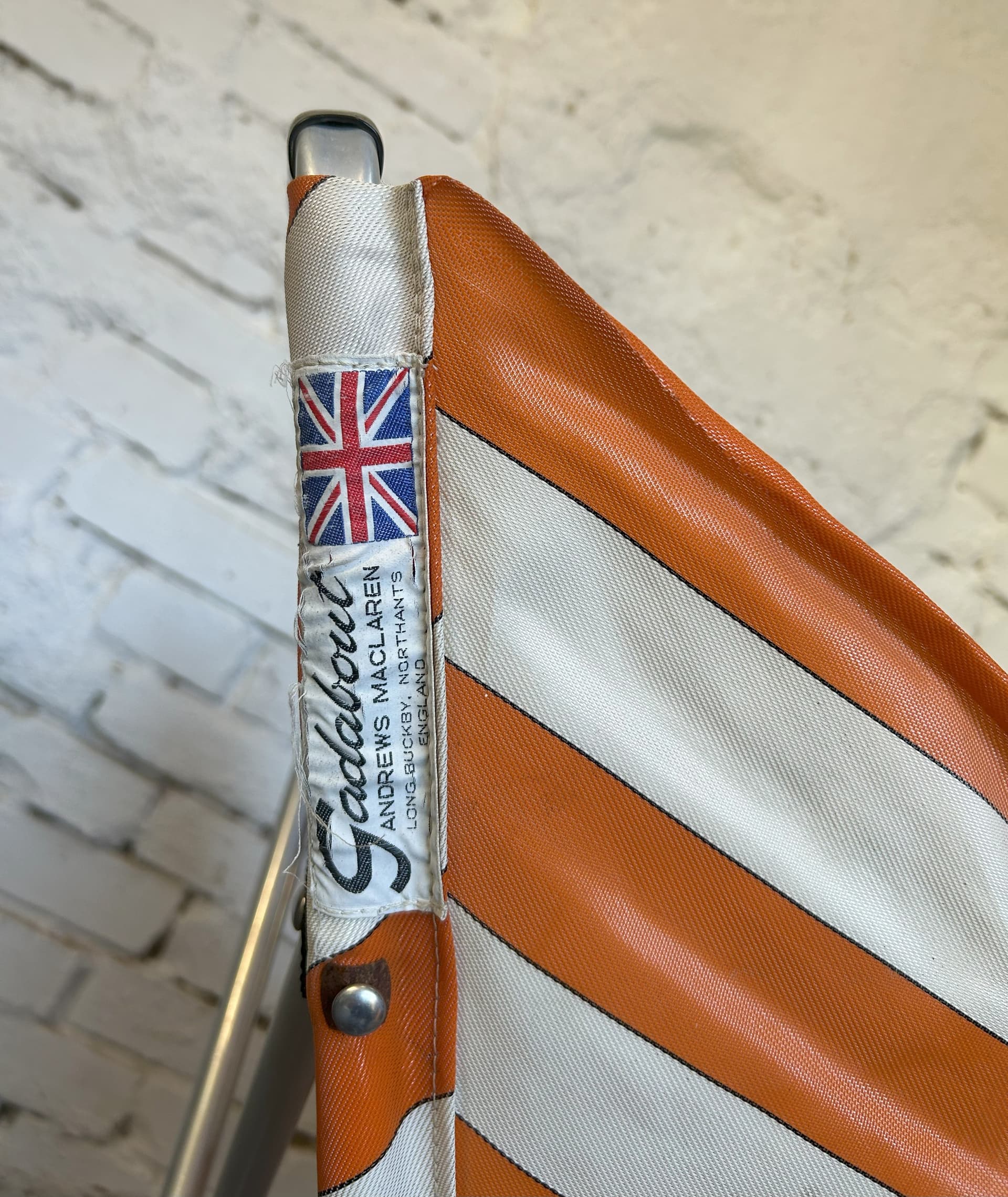 Folding chair Gadabout, orange and off-white canvas, silver aluminium, United Kingdom, 1960s. - 305806