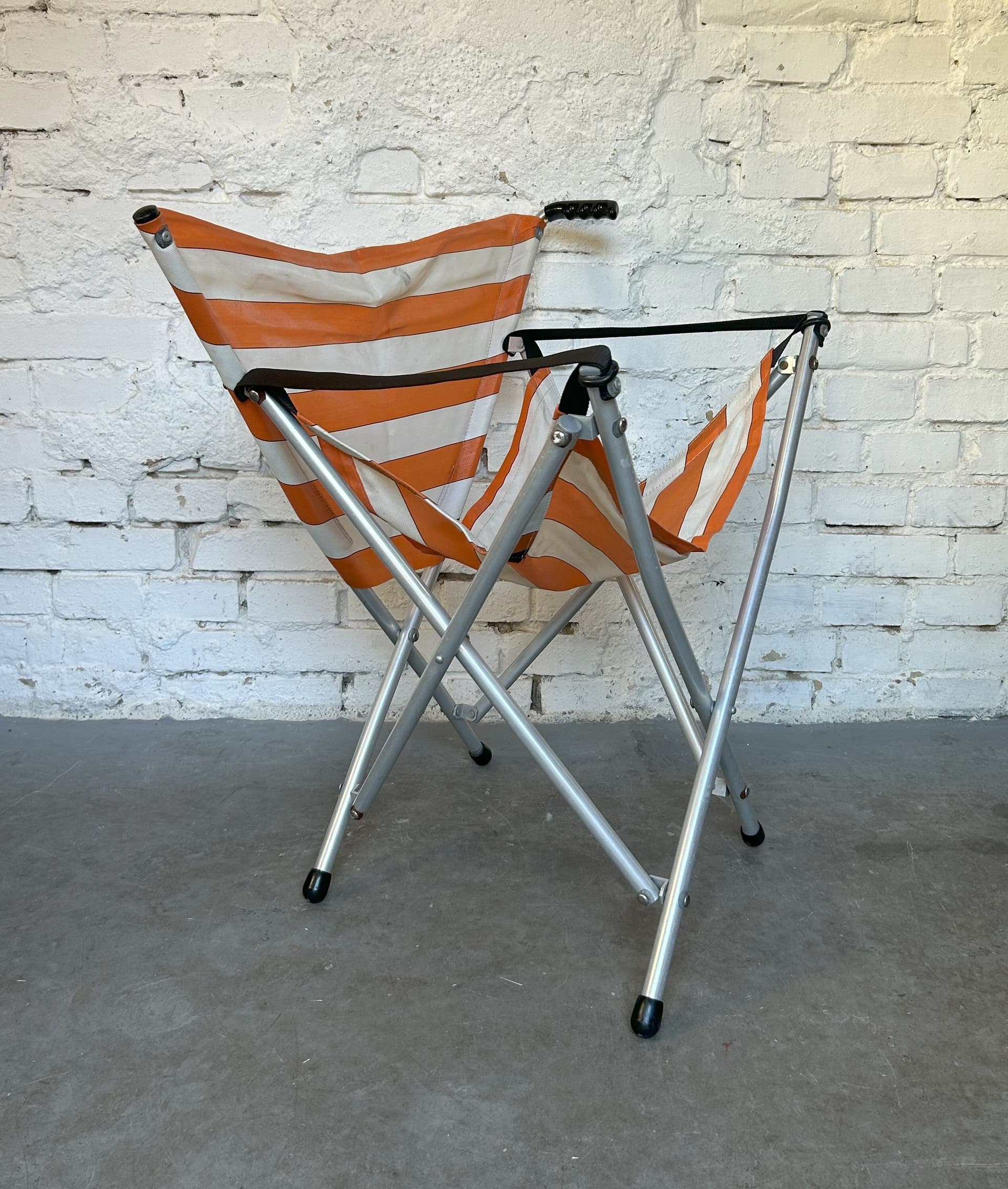 Folding chair Gadabout, orange and off-white canvas, silver aluminium, United Kingdom, 1960s. - 305800