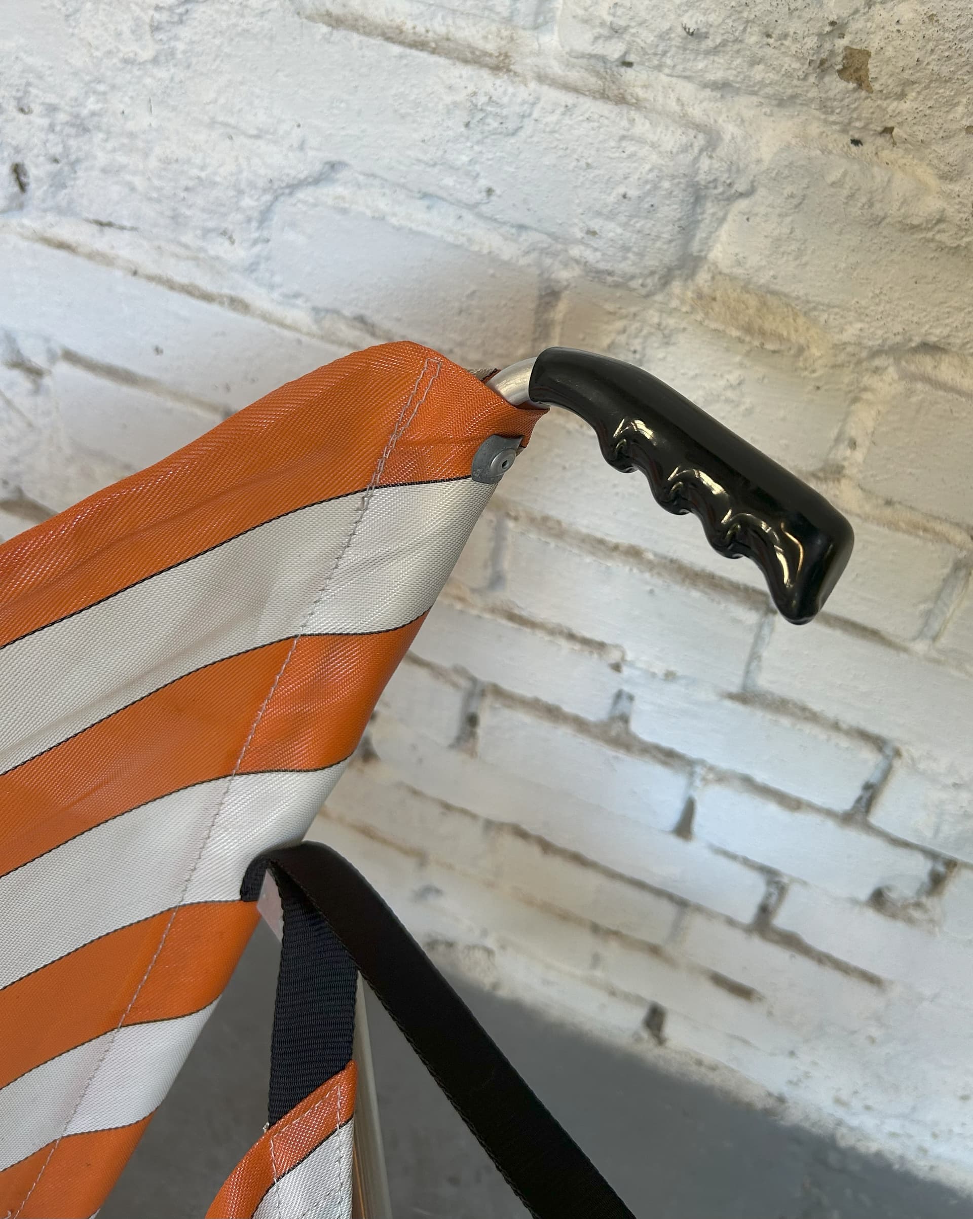 Folding chair Gadabout, orange and off-white canvas, silver aluminium, United Kingdom, 1960s. - 305802