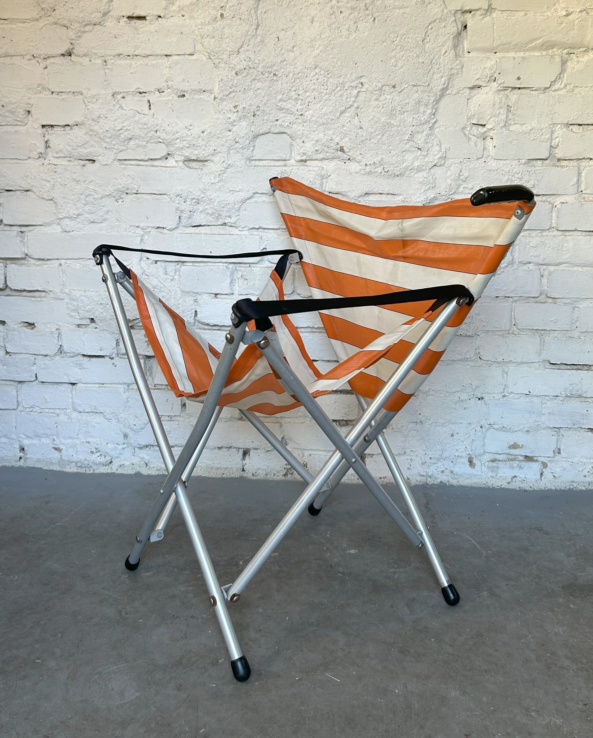 Folding chair Gadabout, orange and off-white canvas, silver aluminium, United Kingdom, 1960s. - 305801