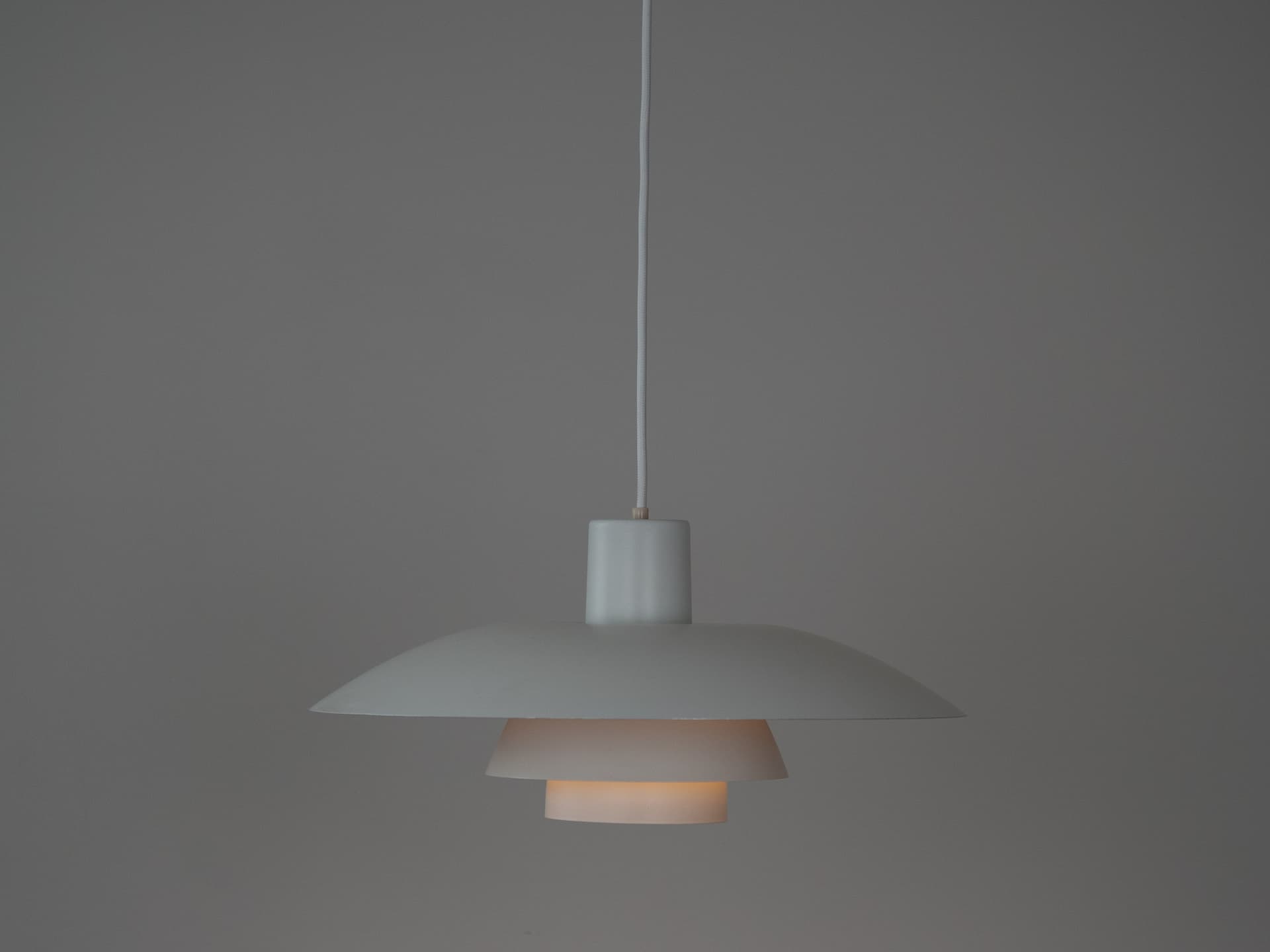 Lampa wisząca PH 4/3, aluminium biały, proj. P. Henningsen, Dania, lata 80. - 305850