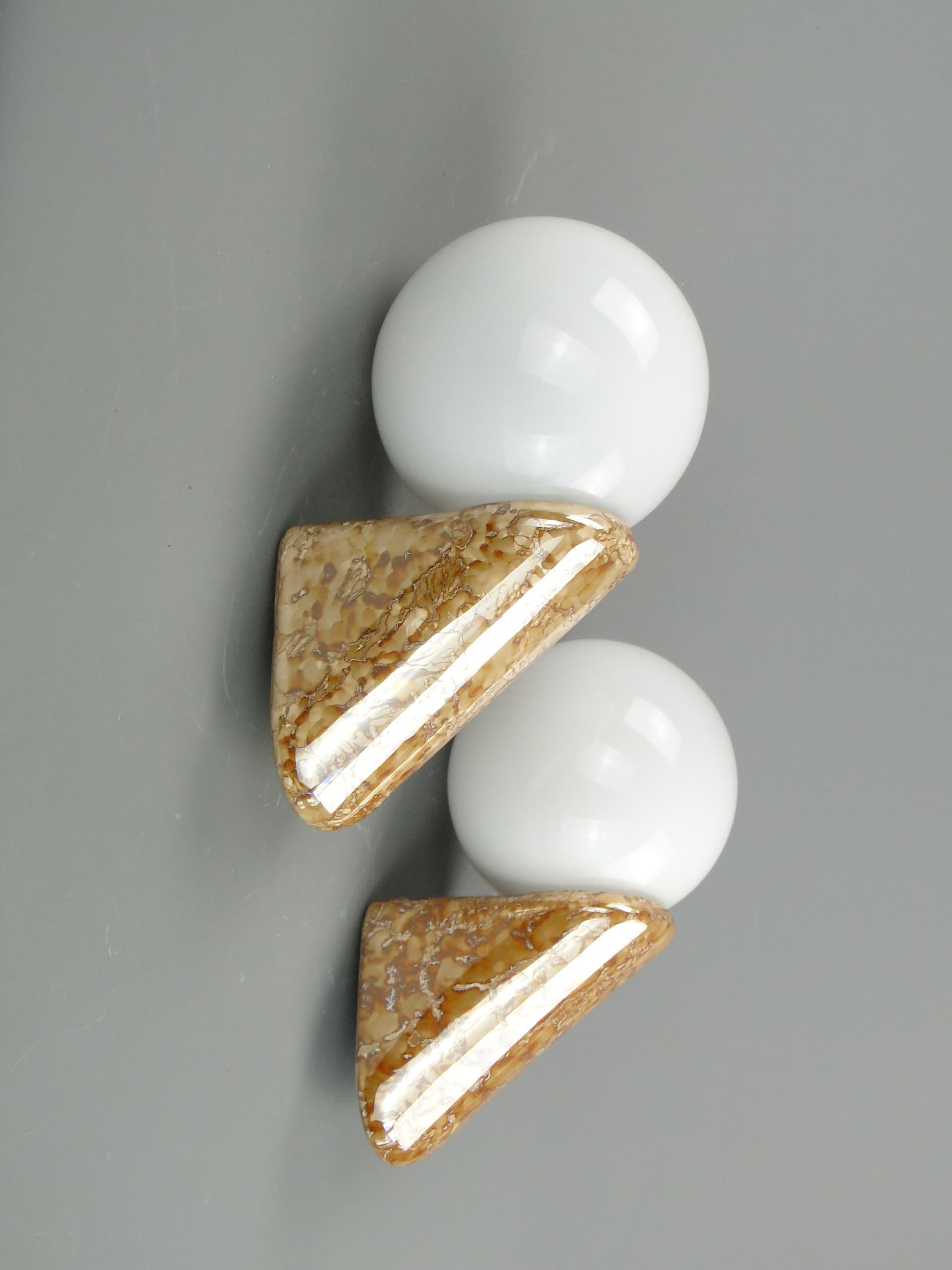 Para kinkietów modernistycznych, ceramika brąz jasny, Polska, lata 70. - 2396