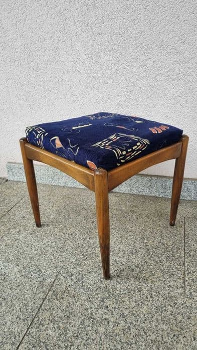 Taboret Patyczak, drewno brąz, tkanina granatowa multikolor, Polska, lata 60. - 306660