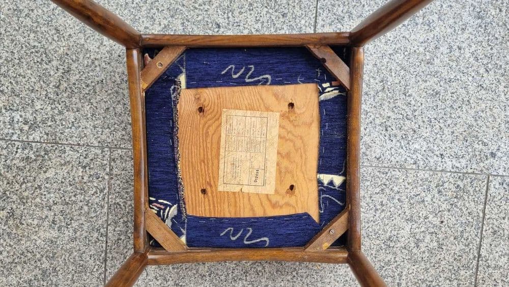 Taboret Patyczak, drewno brąz, tkanina granatowa multikolor, Polska, lata 60. - 306659