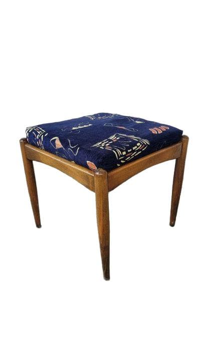Taboret Patyczak, drewno brąz, tkanina granatowa multikolor, Polska, lata 60. - WYMIARY