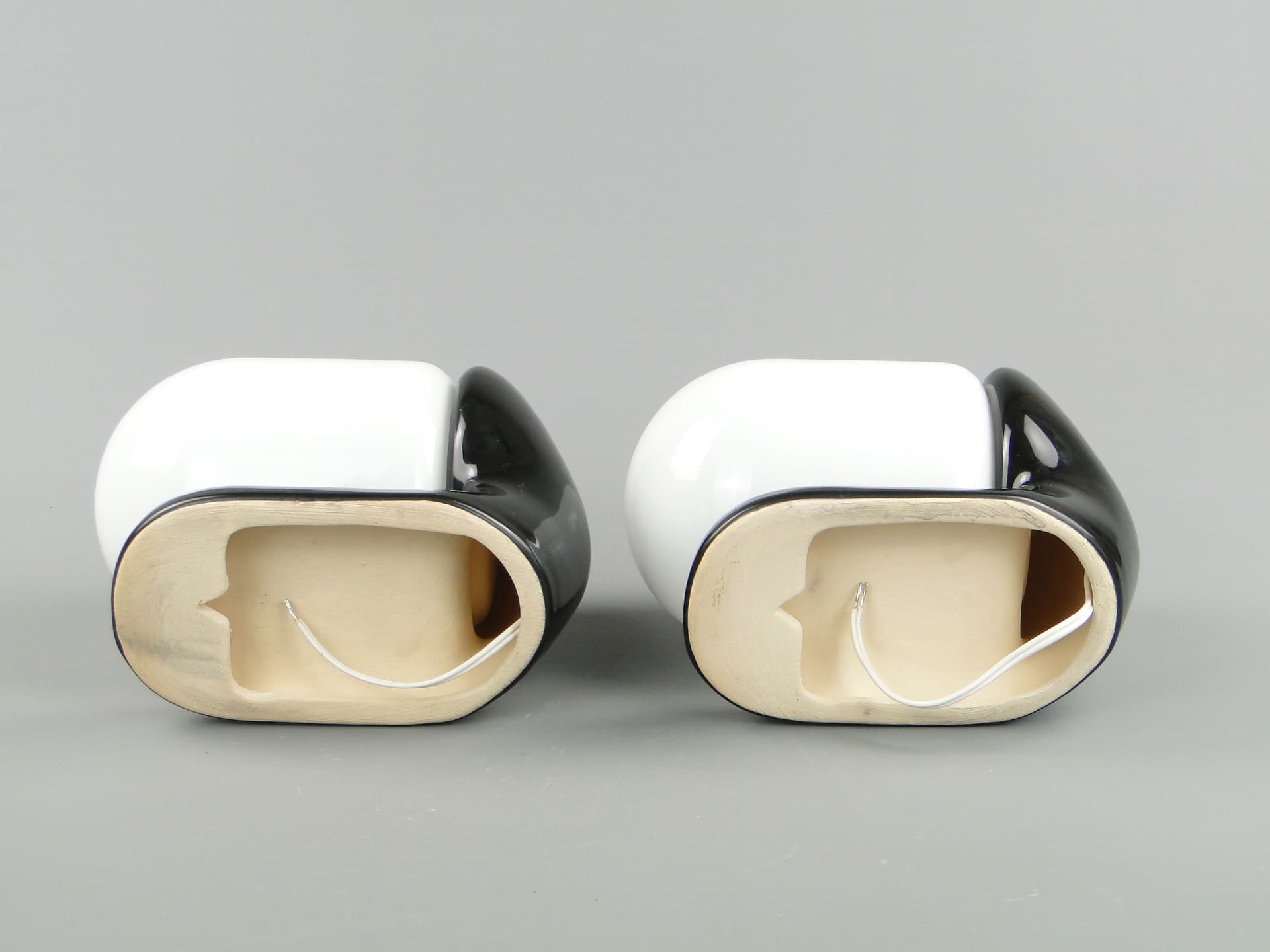Para kinkietów, ceramika czarna, szkło białe, Polska, lata 70. - 2418