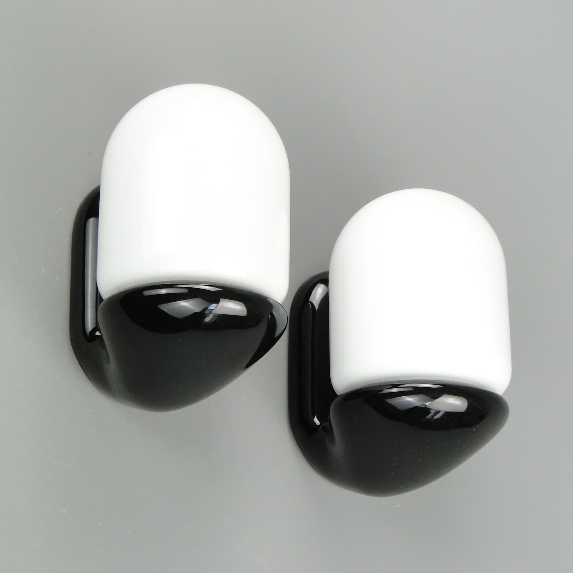Para kinkietów, ceramika czarna, szkło białe, Polska, lata 70. - 2414