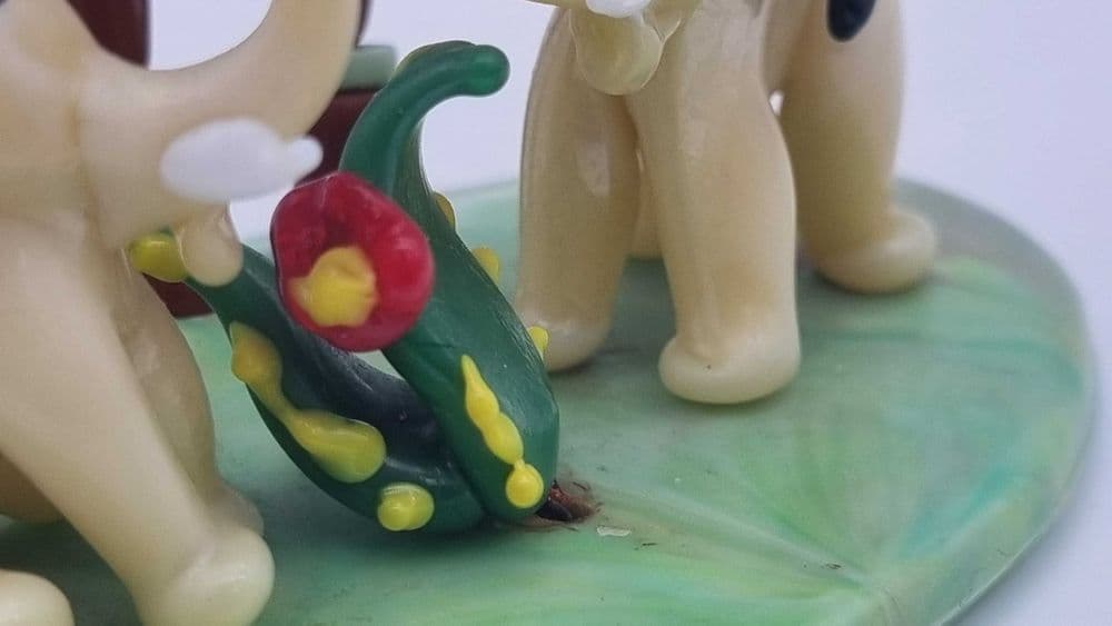 Figurka dekoracyjna, szkło beżowe, plastik zielony, Czechosłowacja, lata 50. - 306794