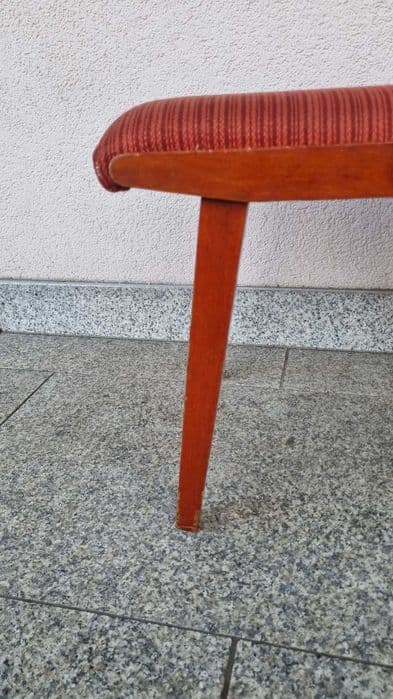 Podnóżek, czerwony, drewno, tkanina, Polska, lata 60. - 307035