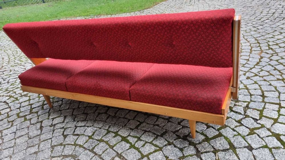 Sofa, Mid-Century Modern, czerwona, tkanina, drewno jasne, metal biały, Czechosłowacja, lata 60. - 306968