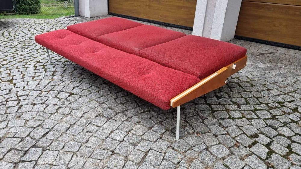 Sofa, Mid-Century Modern, czerwona, tkanina, drewno jasne, metal biały, Czechosłowacja, lata 60. - 306969