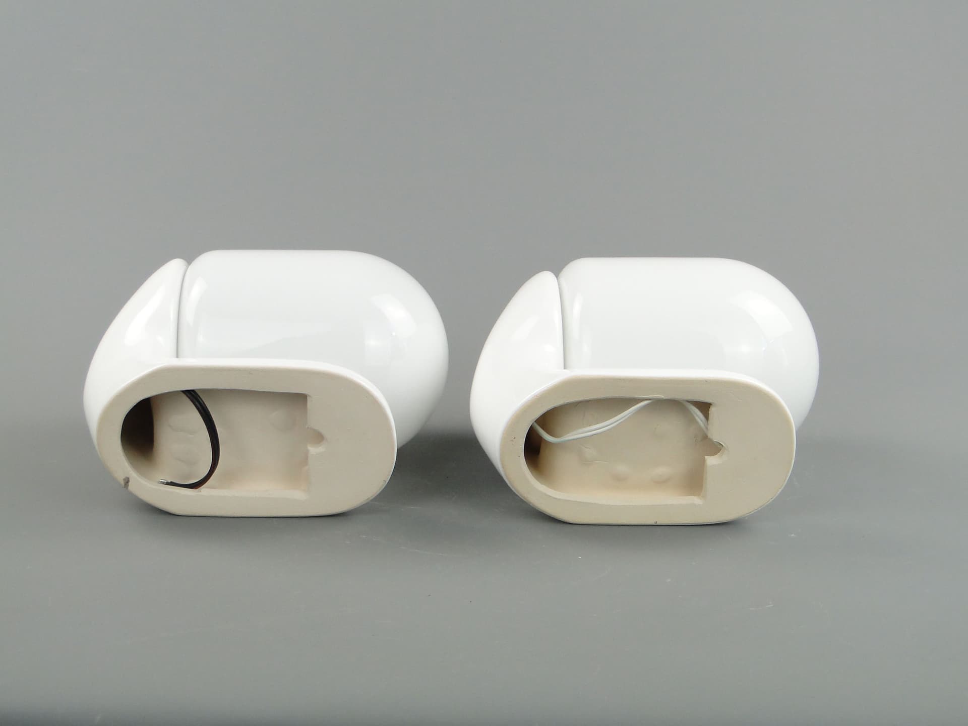 Para kinkietów modernistycznych, ceramika biała, szkło białe, Polska, lata 70. - 2437