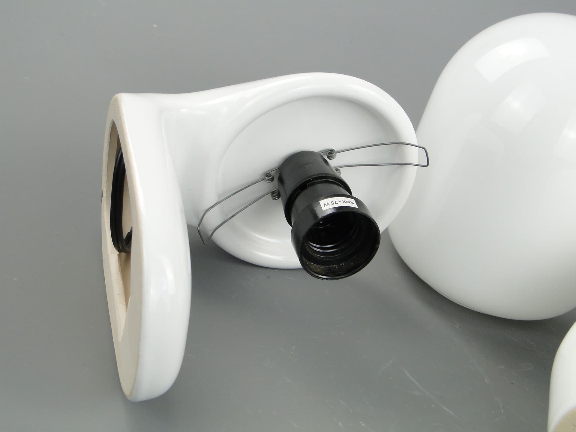 Para kinkietów modernistycznych, ceramika biała, szkło białe, Polska, lata 70. - 2438