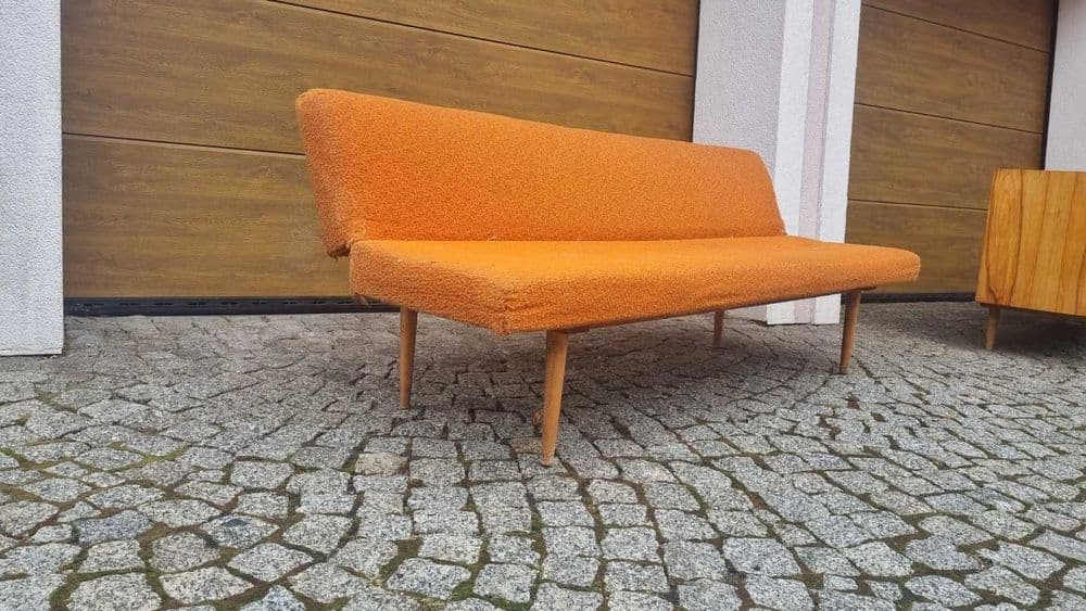 Sofa, pomarańczowa, bouclé, drewno jasny, proj. M. Navratil, Czechosłowacja, lata 60. - 307280