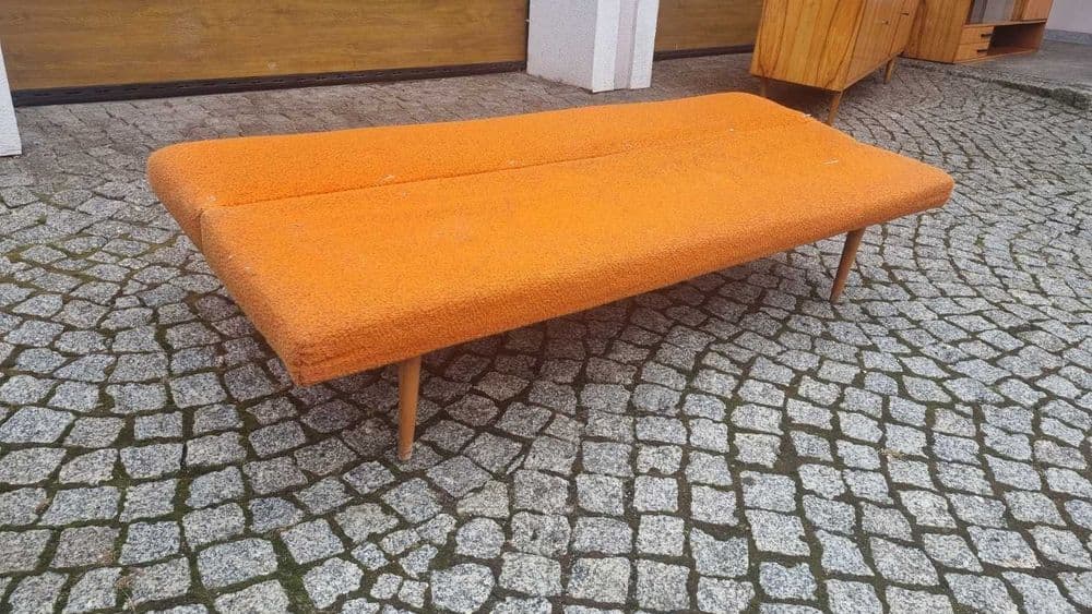 Sofa, pomarańczowa, bouclé, drewno jasny, proj. M. Navratil, Czechosłowacja, lata 60. - 307281