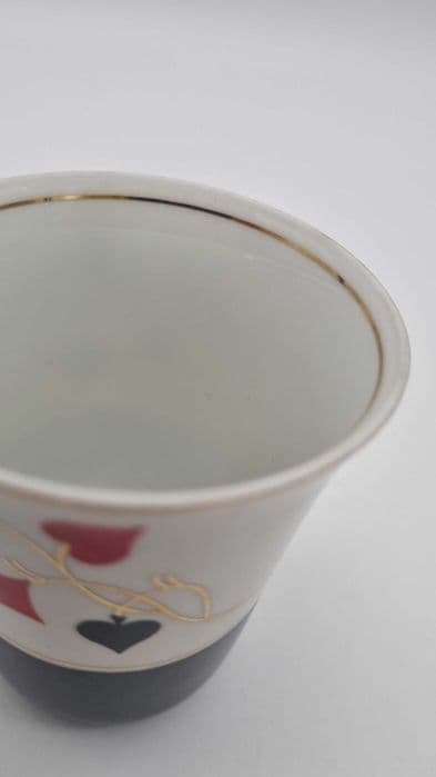 Filiżanka ze spodkiem Krokus, porcelana biała, czarna, czerwona, złota, Ćmielów, Polska, lata 60. - 307259