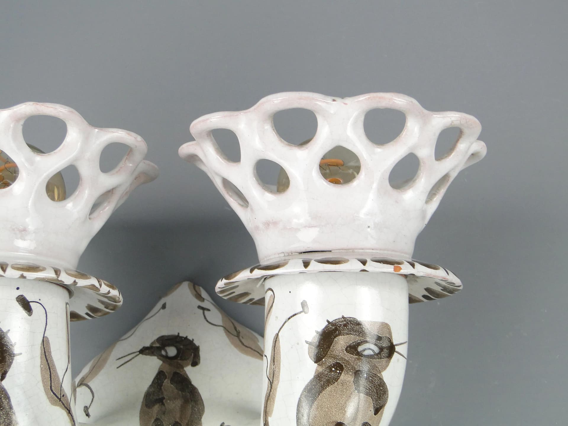 Para kinkietów, fajans ivory white, proj. H. Grześkiewicz, L. Grześkiewicz, Włocławek, Polska, lata 50. - 22532