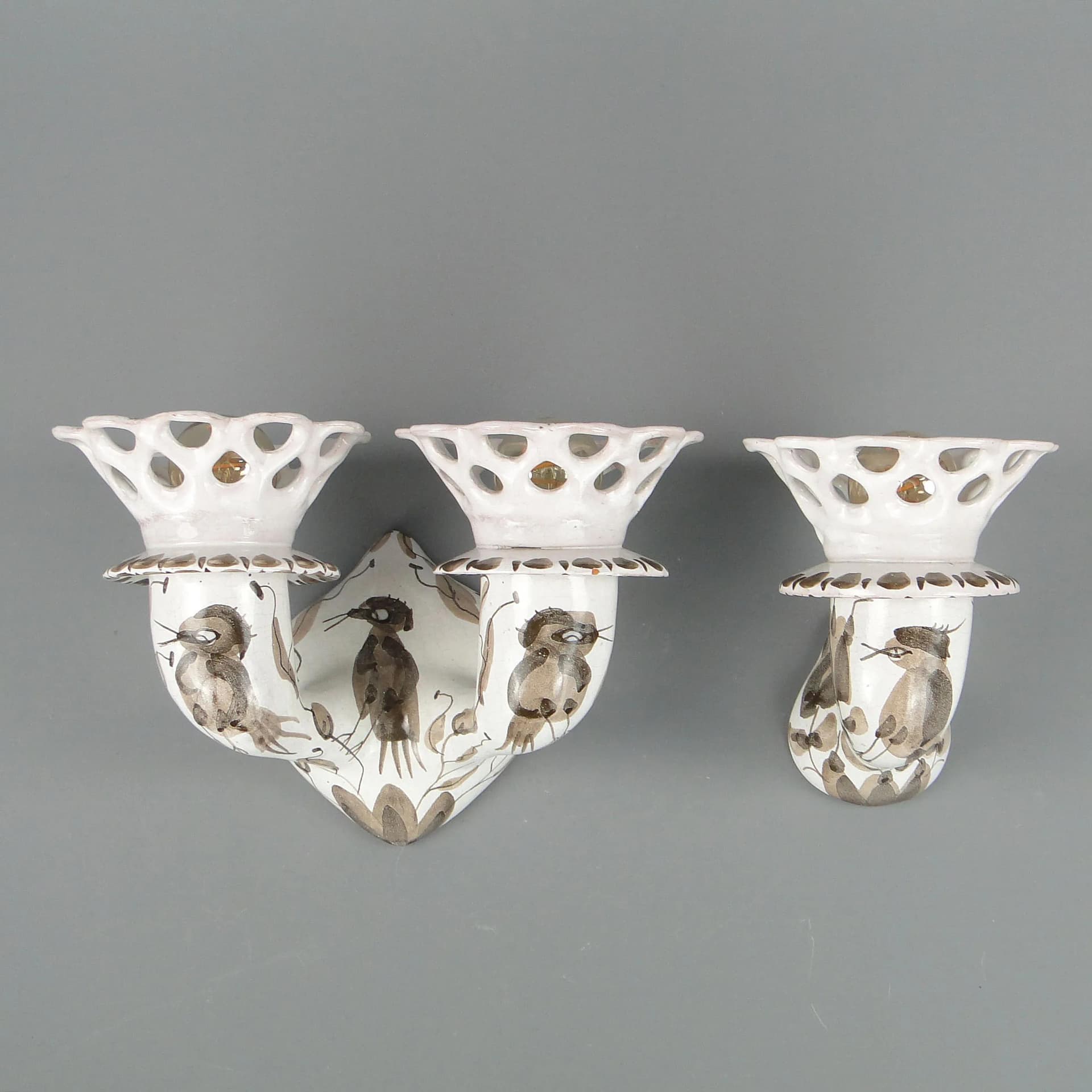 Para kinkietów, fajans ivory white, proj. H. Grześkiewicz, L. Grześkiewicz, Włocławek, Polska, lata 50. - 22528