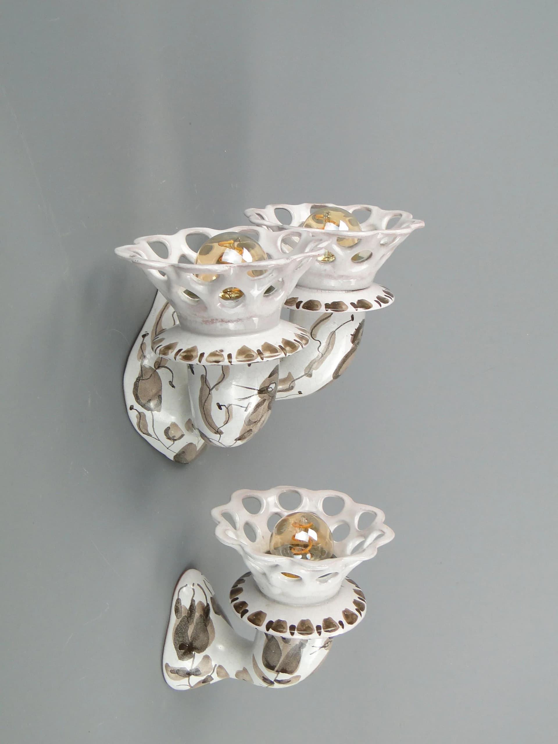 Para kinkietów, fajans ivory white, proj. H. Grześkiewicz, L. Grześkiewicz, Włocławek, Polska, lata 50. - 22535