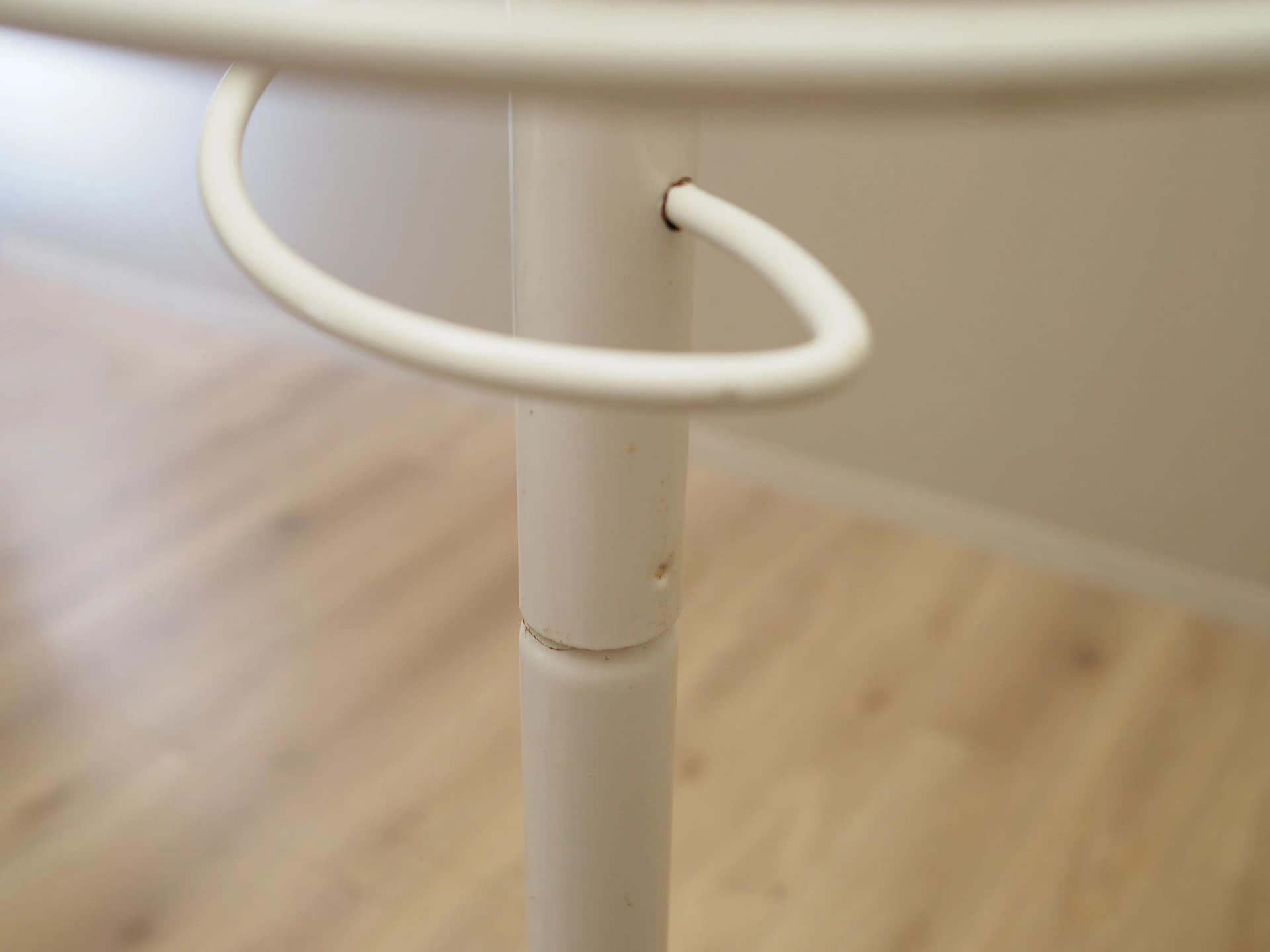 Wieszak stojący, metal biały, Dania, lata 70. - 22612