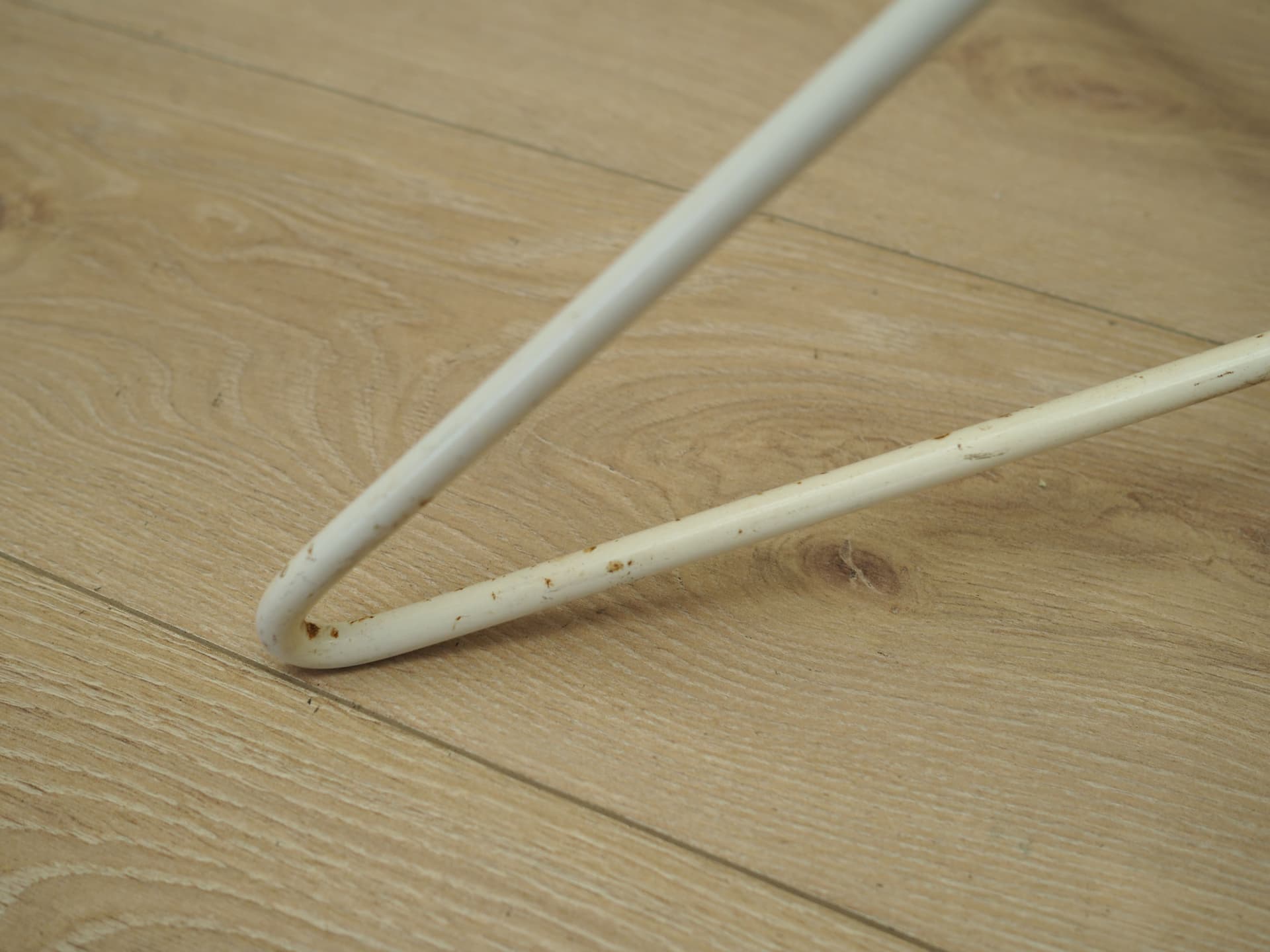 Wieszak stojący, metal biały, Dania, lata 70. - 66514