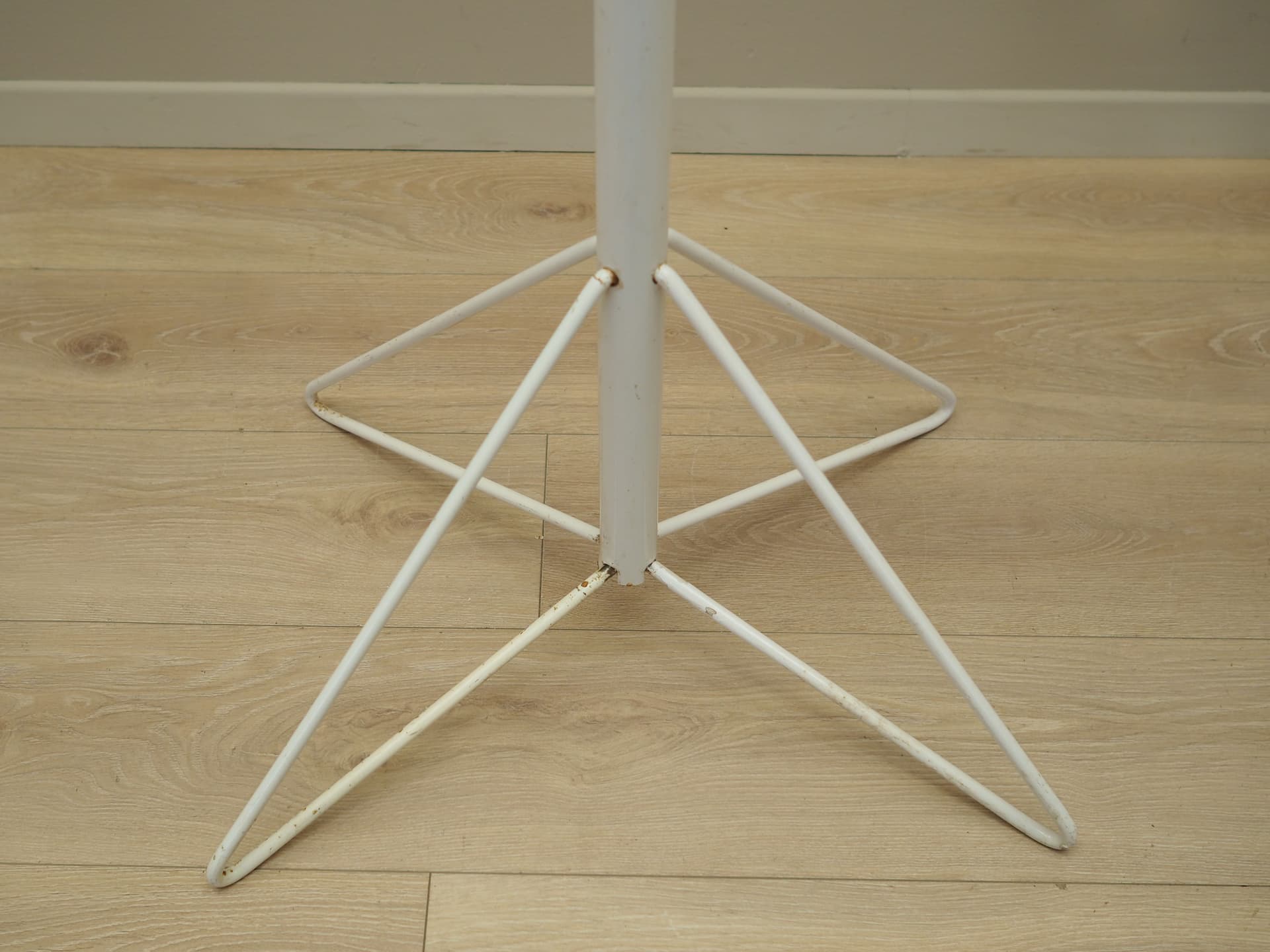 Wieszak stojący, metal biały, Dania, lata 70. - 66512