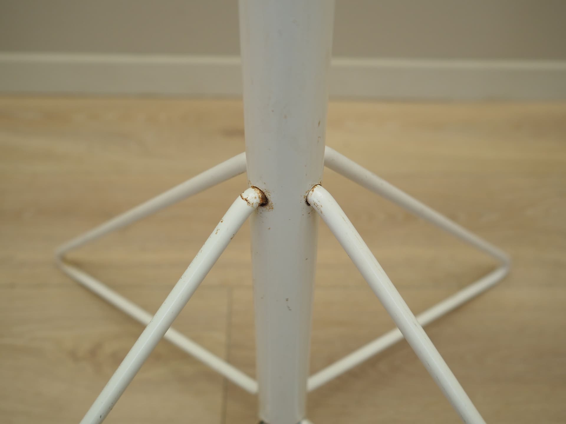 Wieszak stojący, metal biały, Dania, lata 70. - 66513