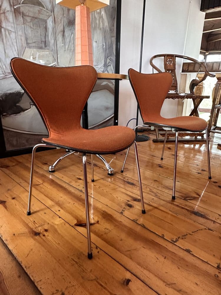 Para krzeseł Series 7 3107, tkanina pomarańczowa, sklejka brązowa, stal chromowana, proj. A. Jacobsen, Fritz Hansen, Dania, lata 50. - 307658