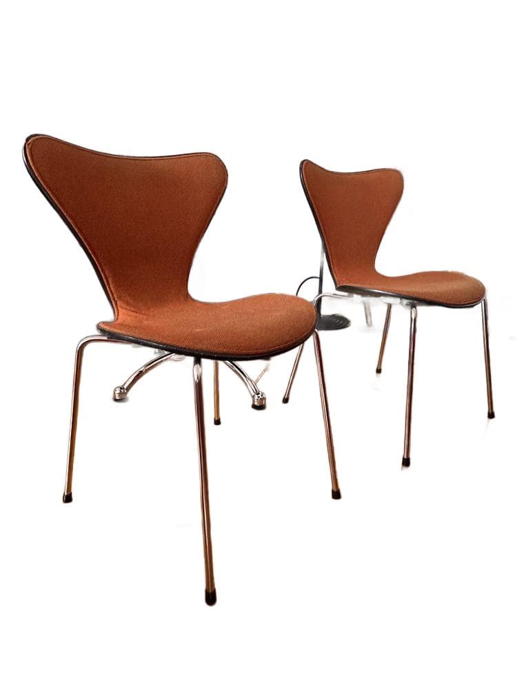 Para krzeseł Series 7 3107, tkanina pomarańczowa, sklejka brązowa, stal chromowana, proj. A. Jacobsen, Fritz Hansen, Dania, lata 50.