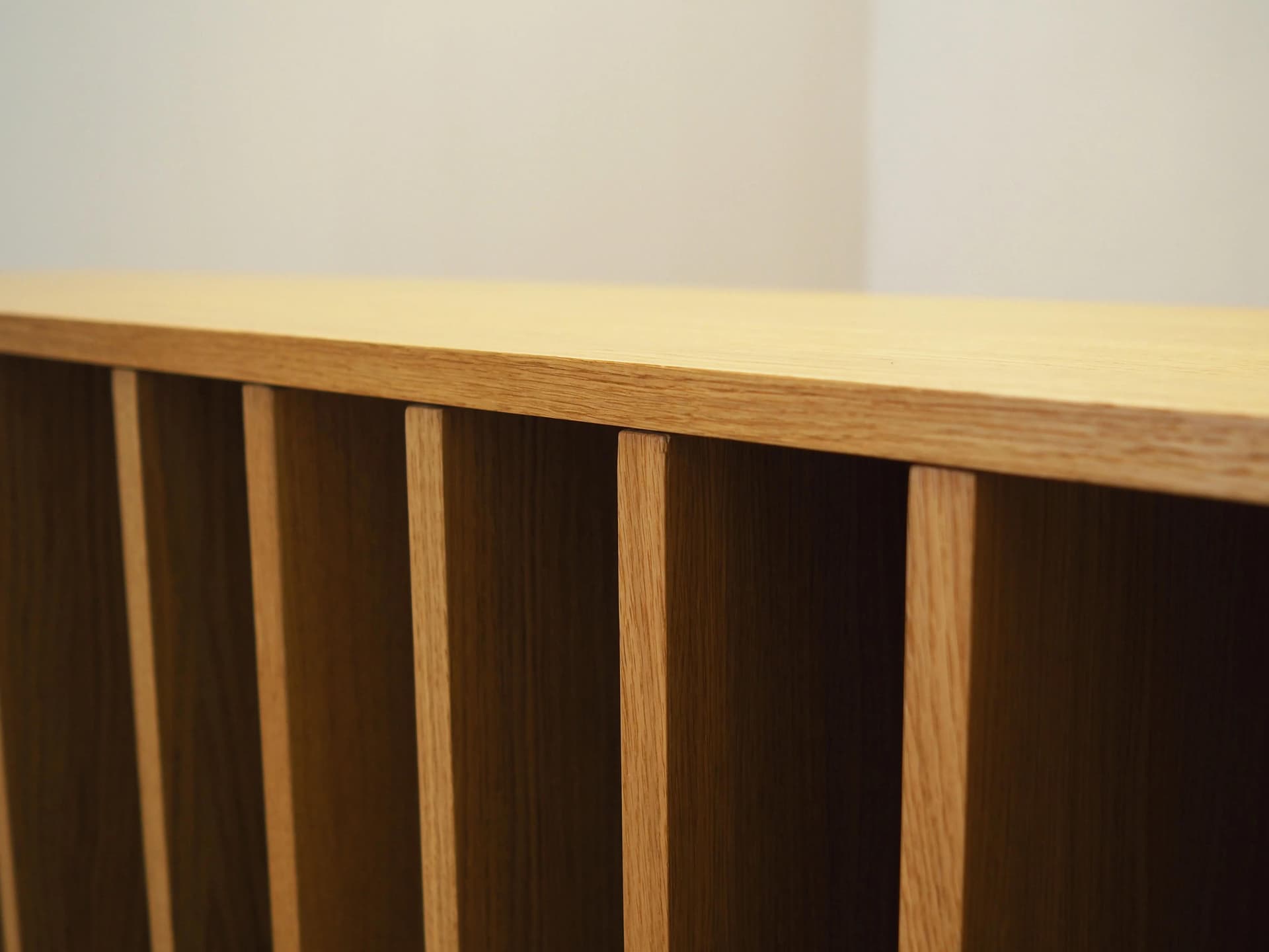 Komoda na płyty, dąb jasnobrązowy, drewno czarne, Dania, lata 90. - 22604