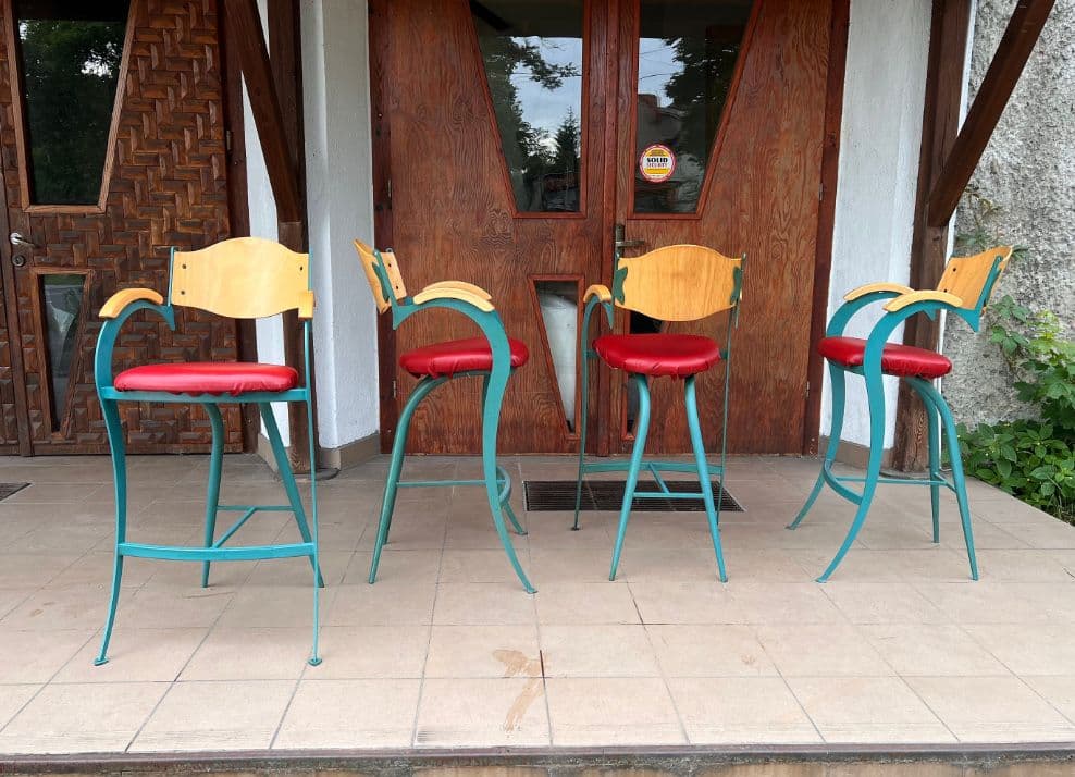 Para hokerów Memphis, stal turkusowa, tkanina czerwona, drewno jasne, lata 80. - 308109