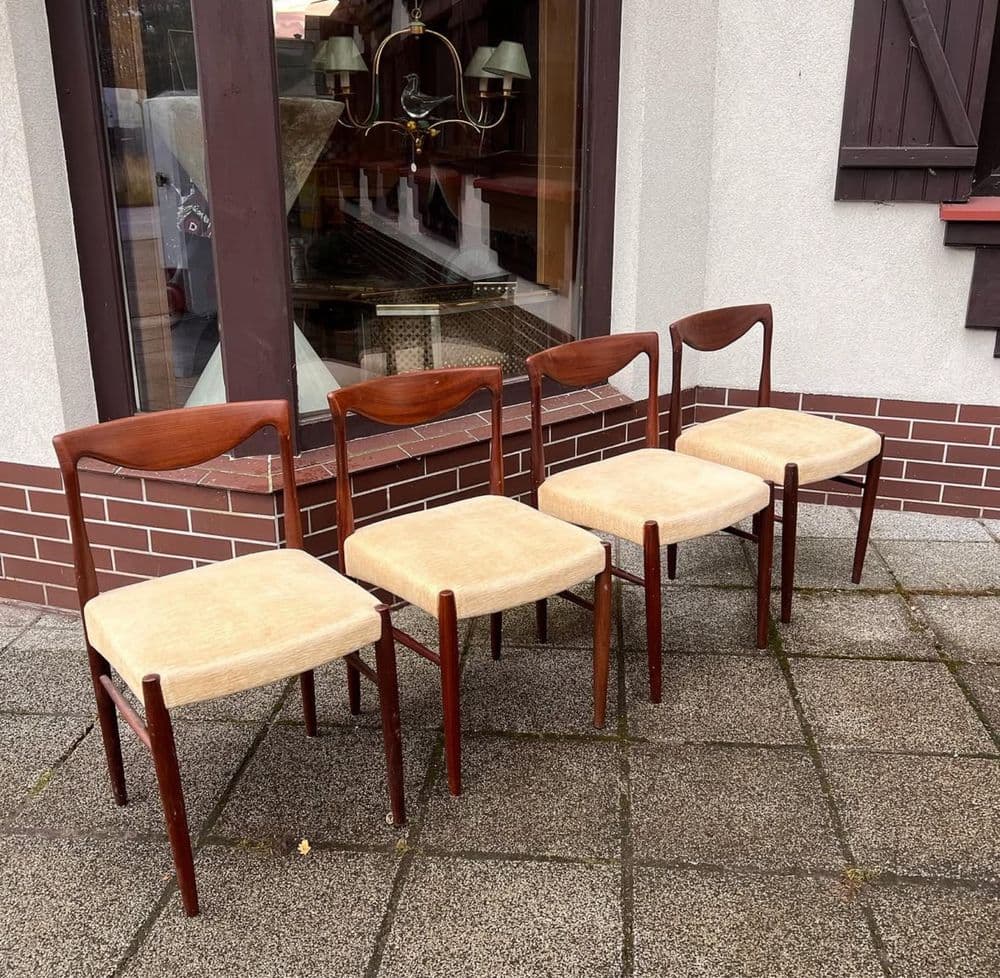 Zestaw czterech krzeseł Bambi, drewno czerwonobrązowe, velvet beżowy, proj. R. Rastad & A. Relling, Norwegia, lata 60. - 308278