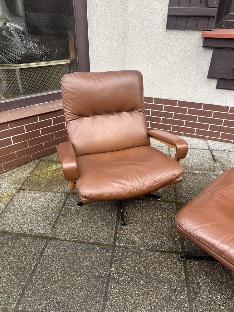 Zestaw fotel z podnóżkiem King Chair, skóra brązowa, drewno beżowe, metal czarny, proj. A. Vandenbeuck, Szwajcaria, lata 70. - 308256