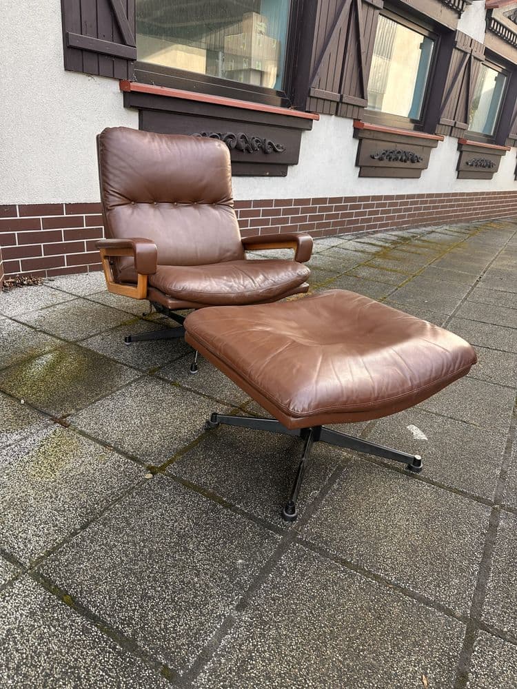 Zestaw fotel z podnóżkiem King Chair, skóra brązowa, drewno beżowe, metal czarny, proj. A. Vandenbeuck, Szwajcaria, lata 70. - 308257