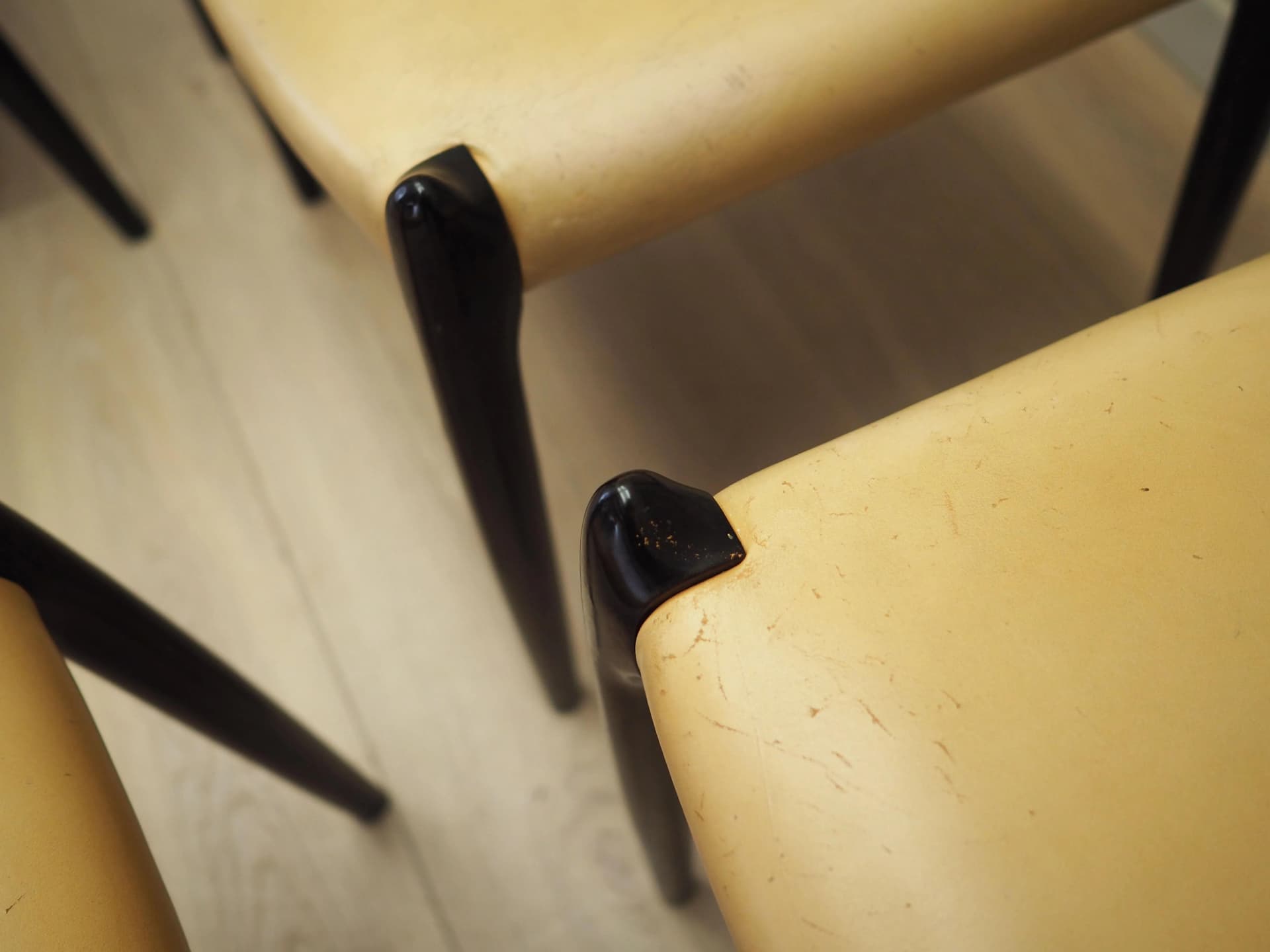 Komplet sześciu krzeseł Model 78, mahoń, skóra beżowa, proj. N. O. Møller, Dania, lata 60. - 23018