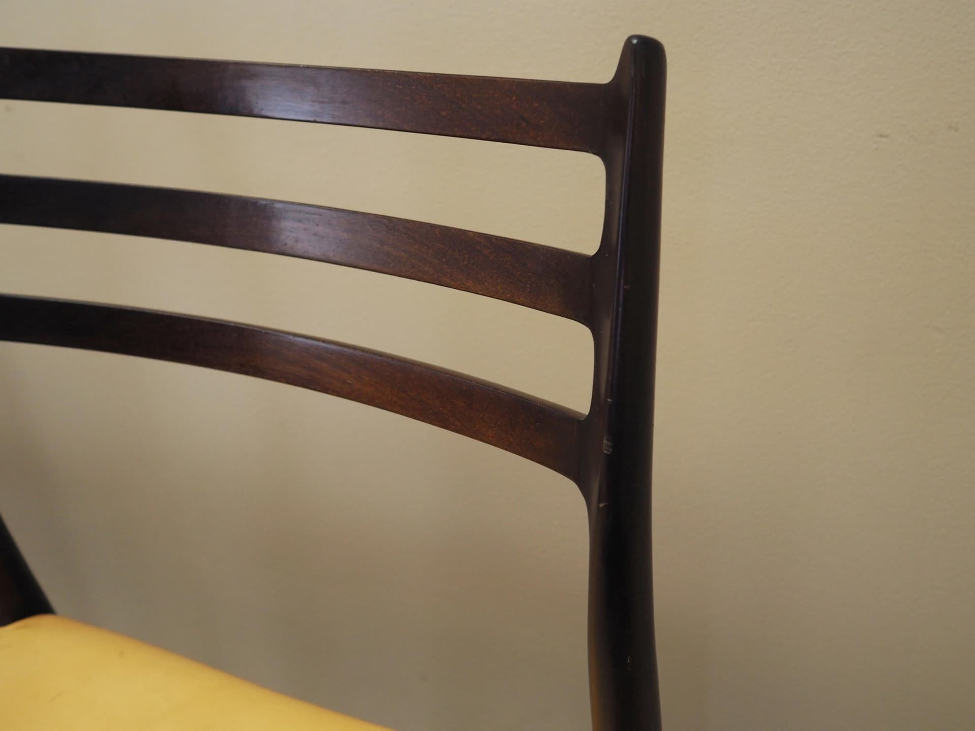 Komplet sześciu krzeseł Model 78, mahoń, skóra beżowa, proj. N. O. Møller, Dania, lata 60. - 23016