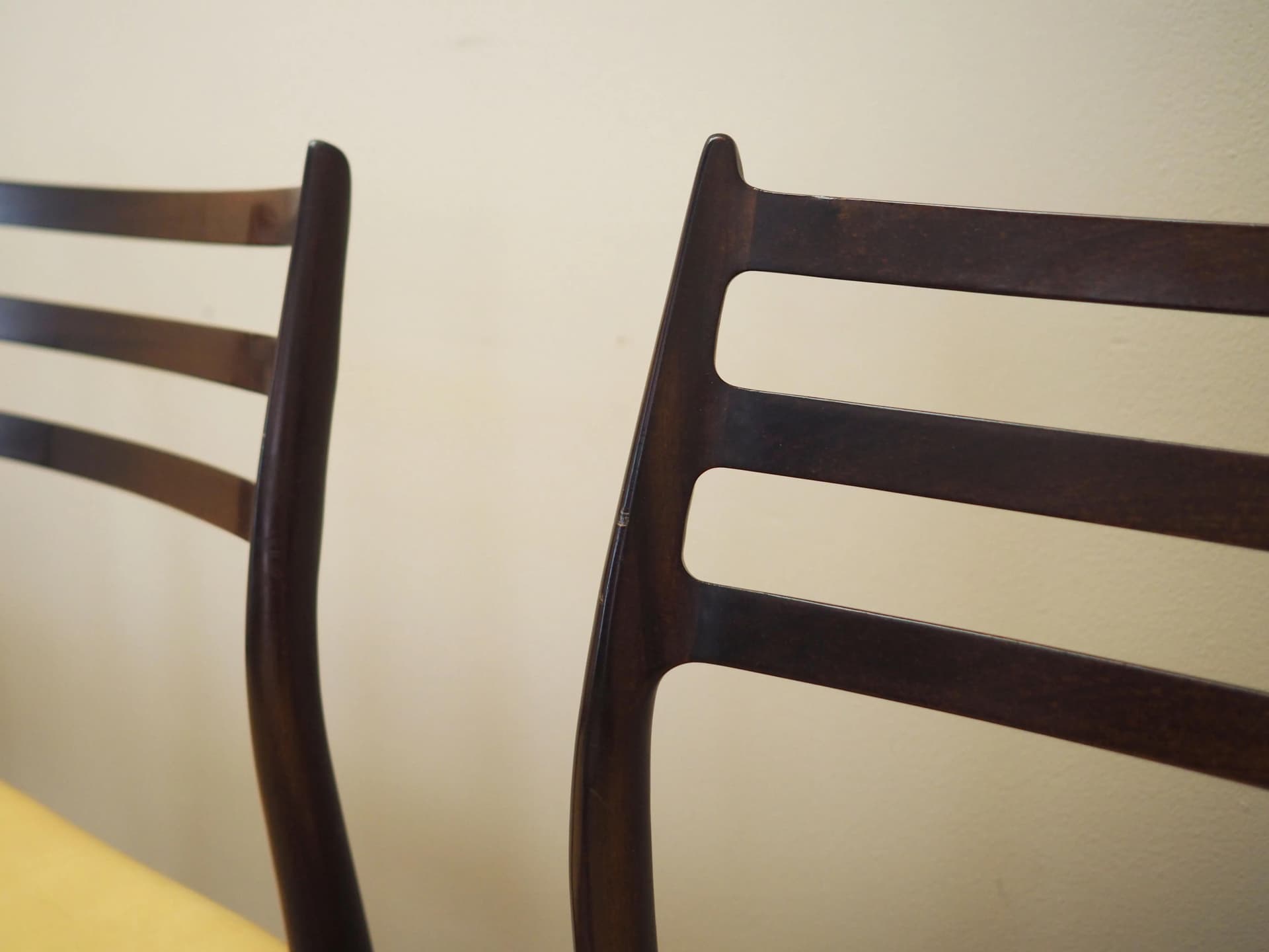 Komplet sześciu krzeseł Model 78, mahoń, skóra beżowa, proj. N. O. Møller, Dania, lata 60. - 23017