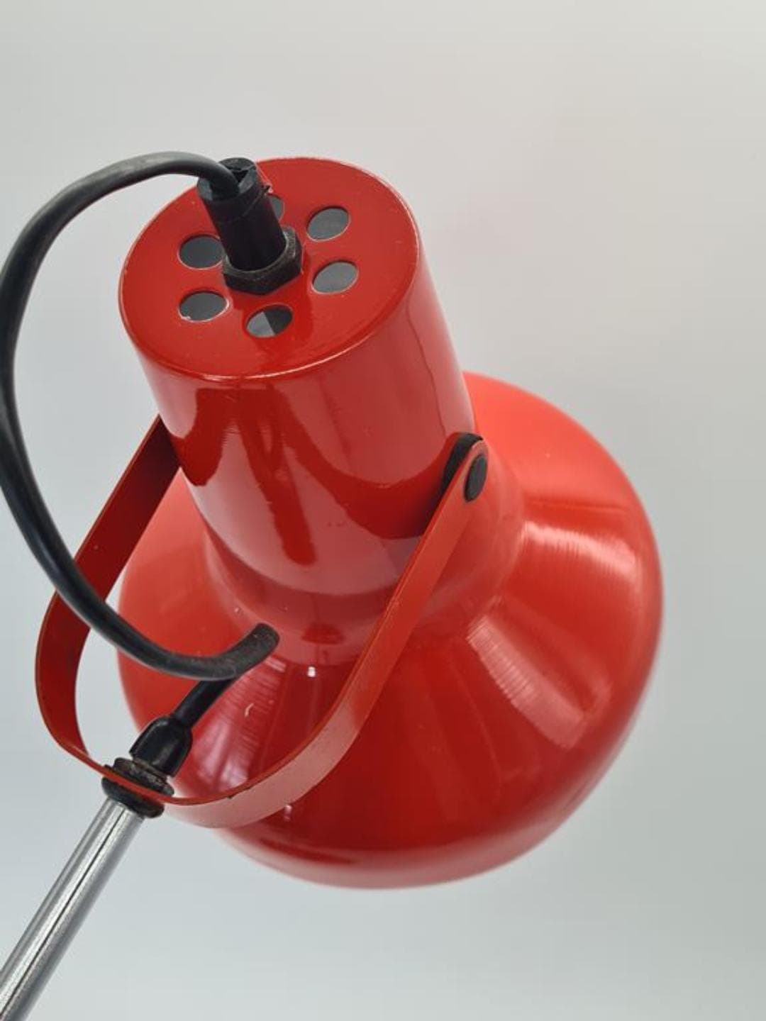 Lampa biurkowa 661, czerwony metal, chrom, NRD, lata 70. - 309716