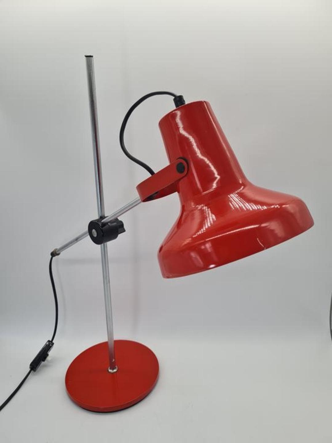 Lampa biurkowa 661, czerwony metal, chrom, NRD, lata 70. - 309711