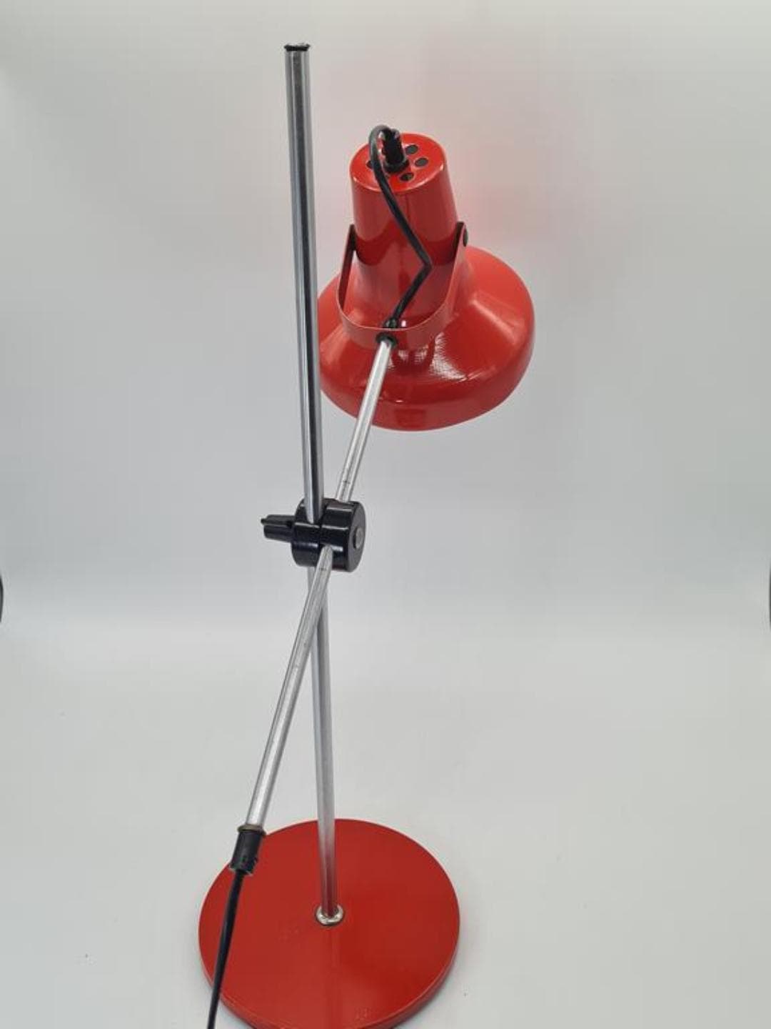Lampa biurkowa 661, czerwony metal, chrom, NRD, lata 70. - 309714