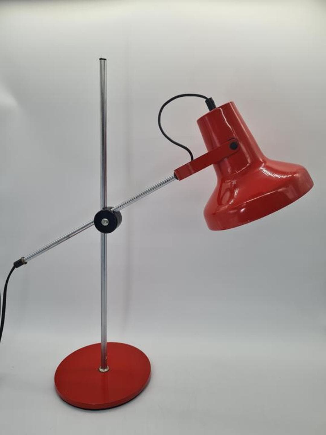 Lampa biurkowa 661, czerwony metal, chrom, NRD, lata 70. - 309712
