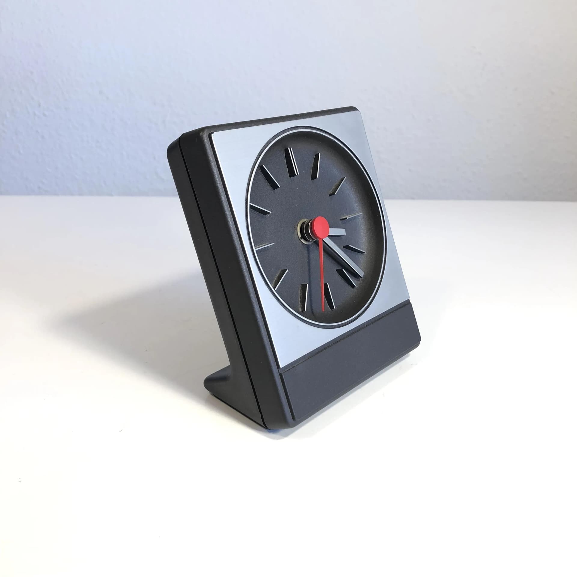 Zegar stojący, szary, plastik, Niemcy, lata 80. - 22727