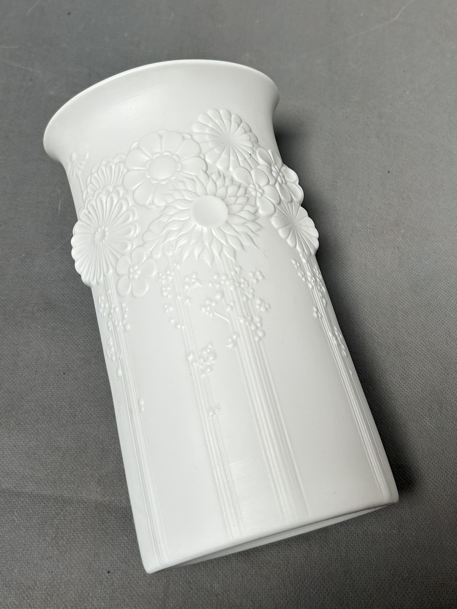 Vase, Kaiser, white bisque porcelain, Germany, 1960s. - 310578