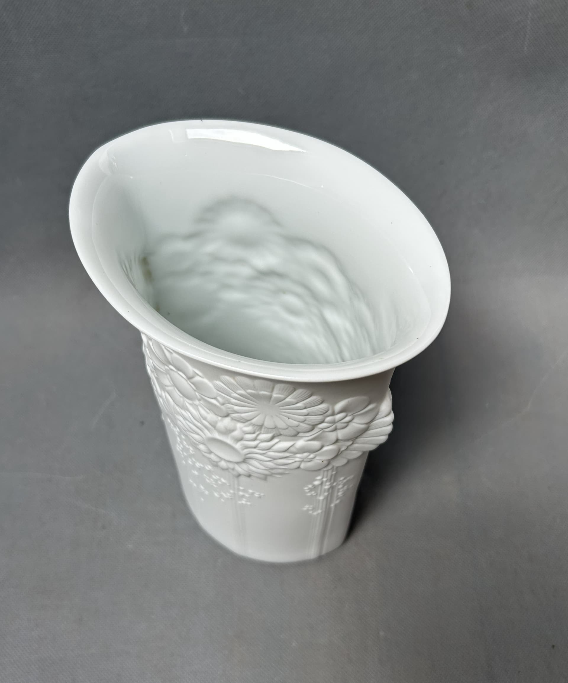Vase, Kaiser, white bisque porcelain, Germany, 1960s. - 310580