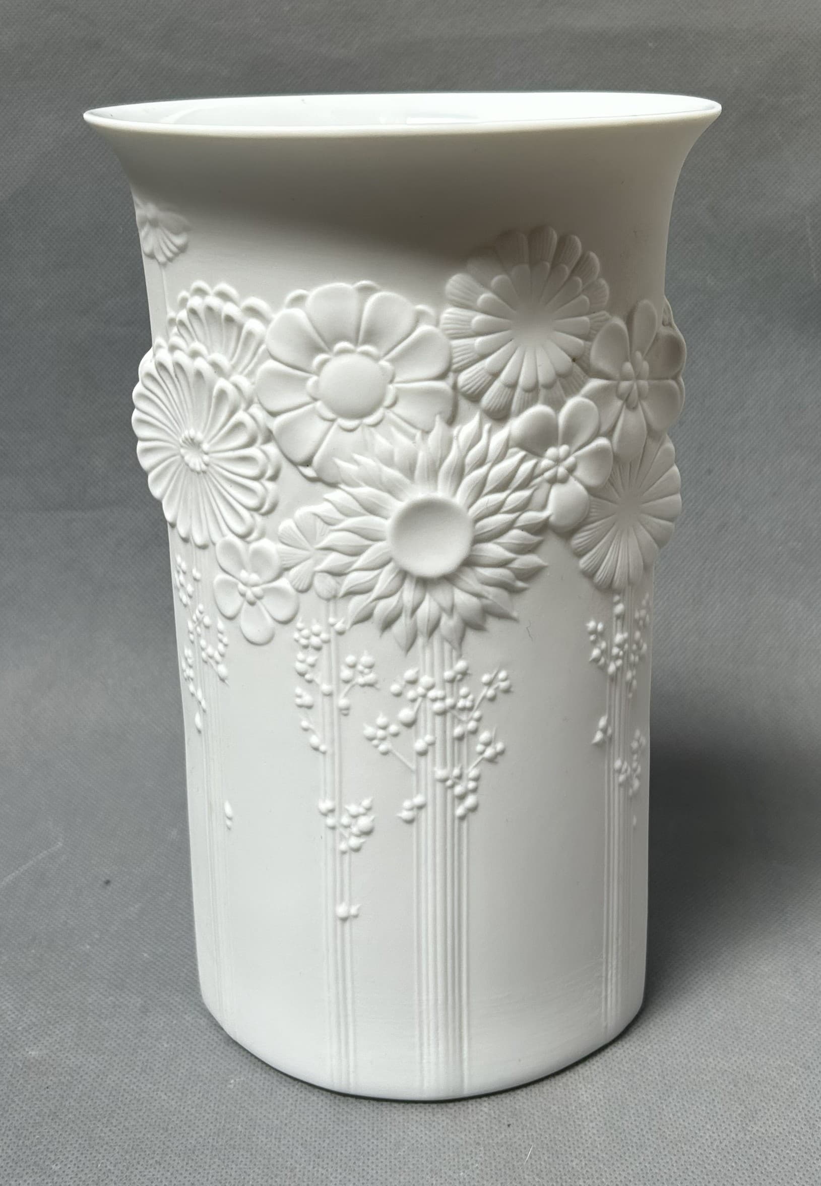 Vase, Kaiser, white bisque porcelain, Germany, 1960s. - 310577