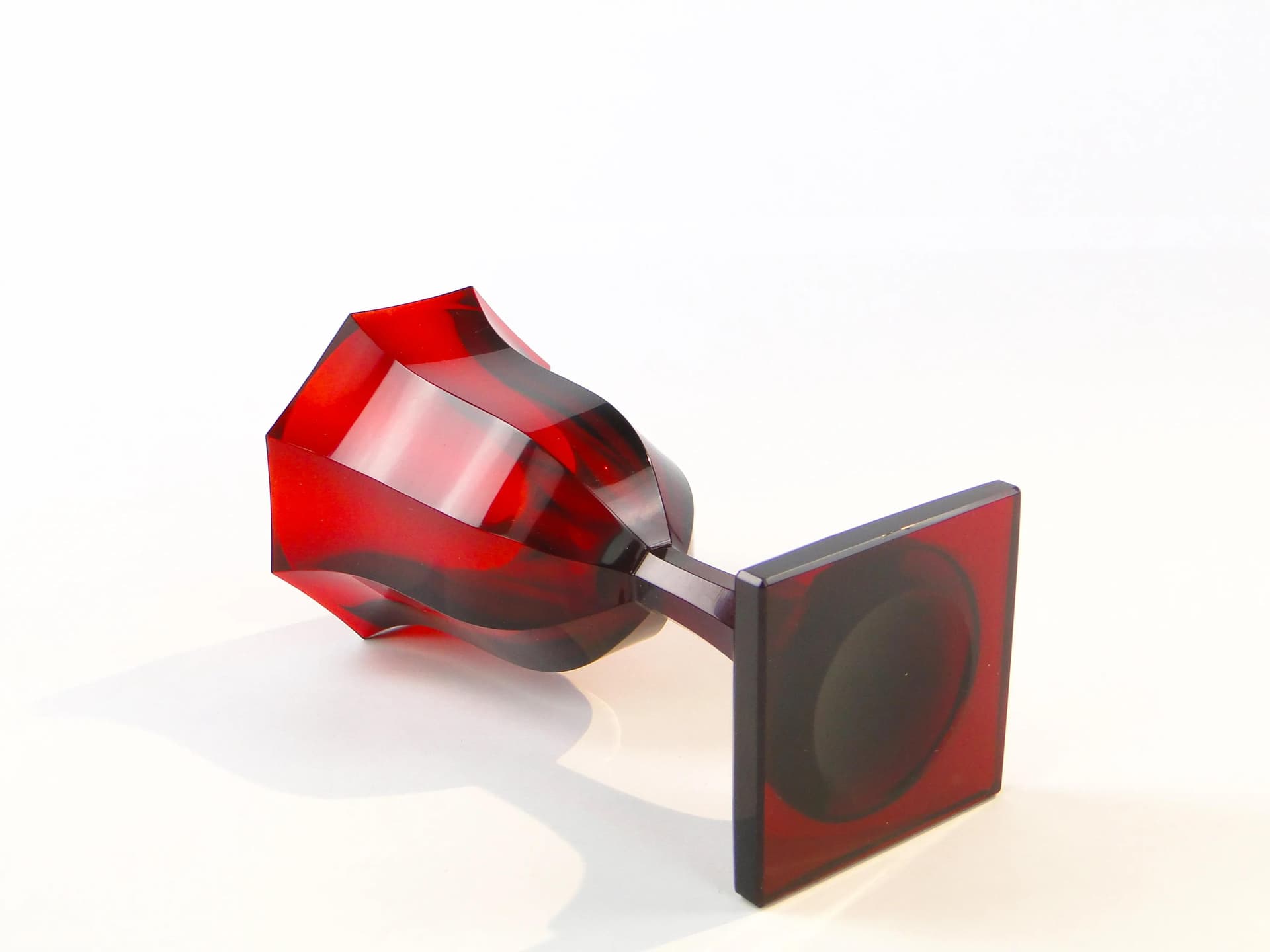 Wazon pucharowy, rubinowy, kryształ, Polska, lata 40. - 22902