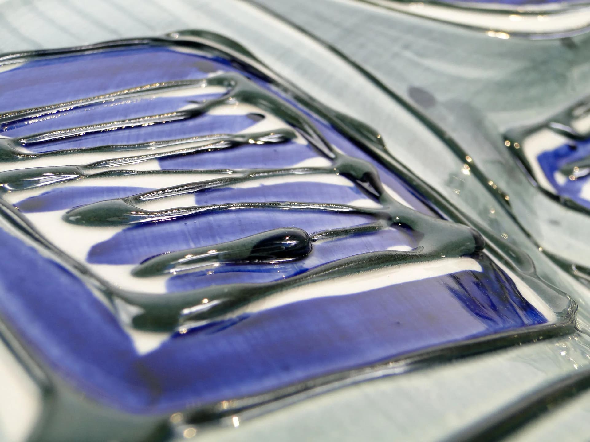 Szara fajansowa patera dekoracyjna kapelusz z wypukłą dekoracją kobaltową, proj. Instytut Wzornictwa Przemysłowego dla Włocławka, Polska, lata 50. - 23310